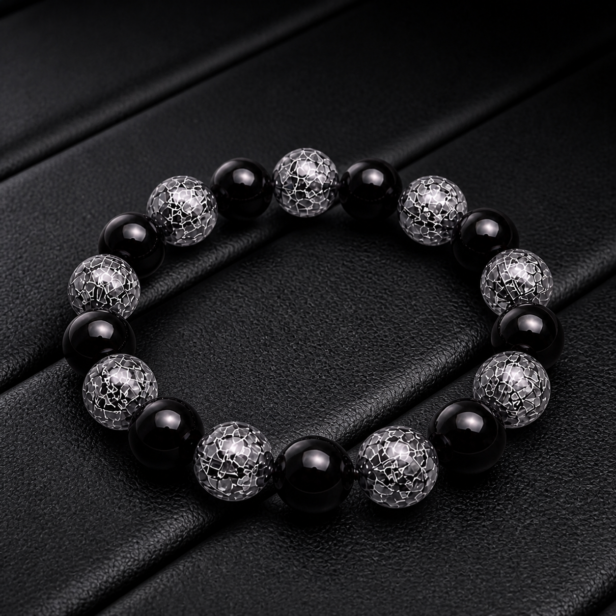 Garnet Black Edition armband op zwart leer